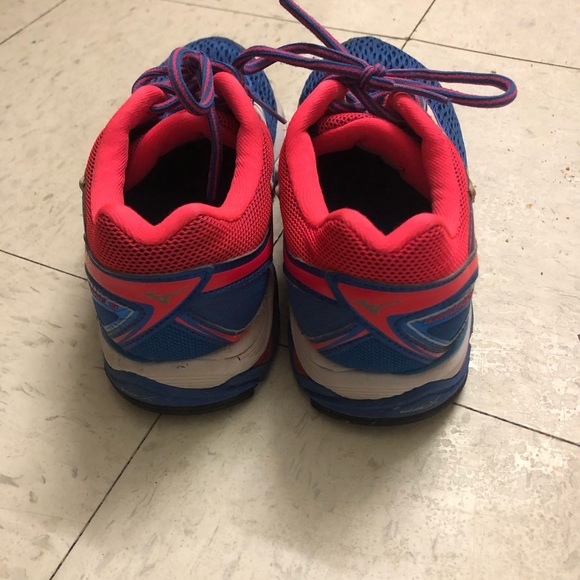 Women’s Mizuno tennis shoes - Picture 3 of 4